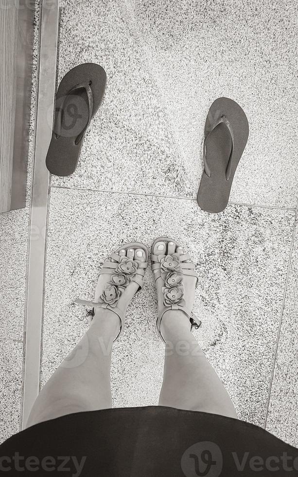 femme veut échanger des tongs bleues contre de vieilles sandales. photo