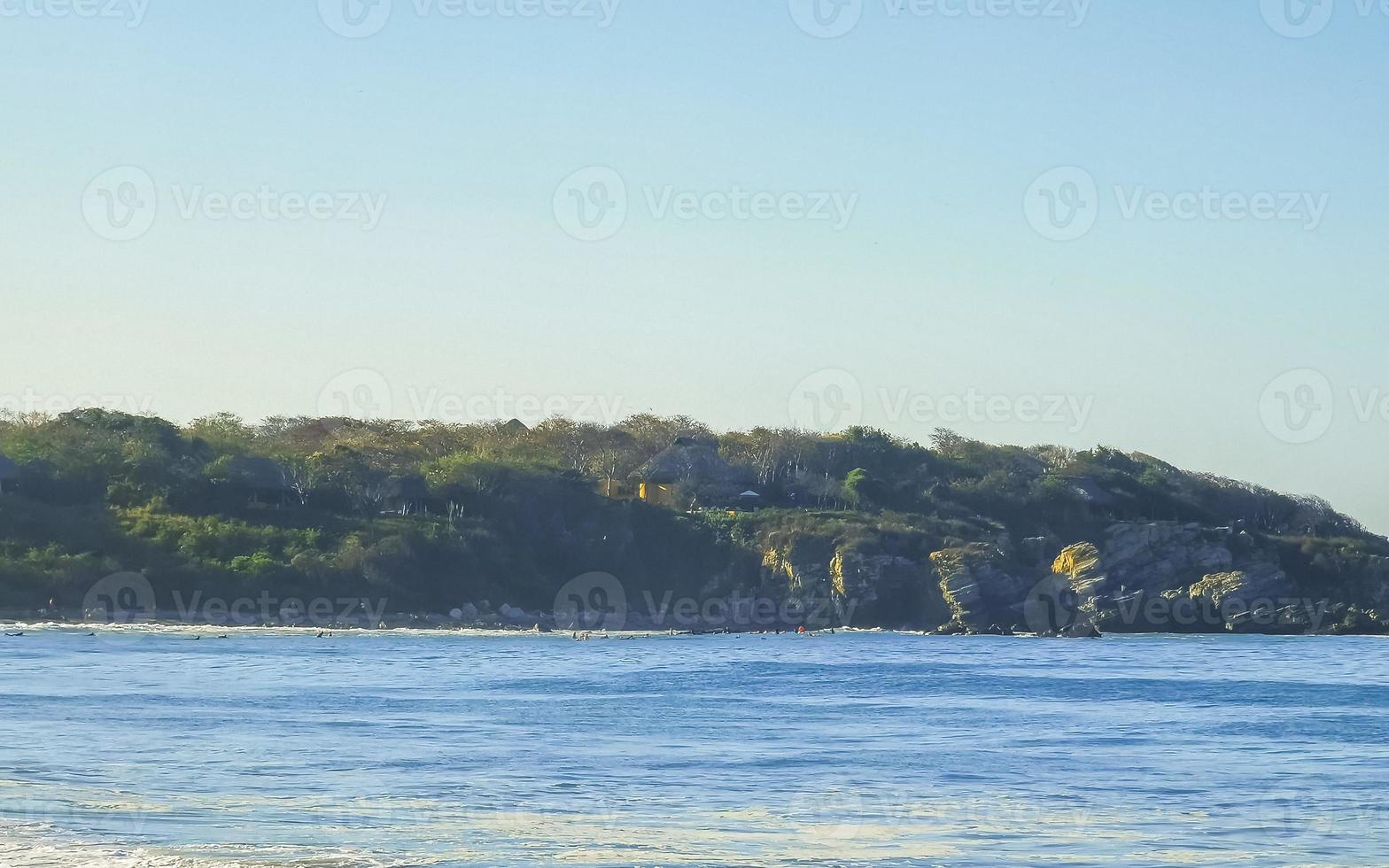 plage de vagues de surfeurs extrêmement énormes la punta zicatela mexique. photo