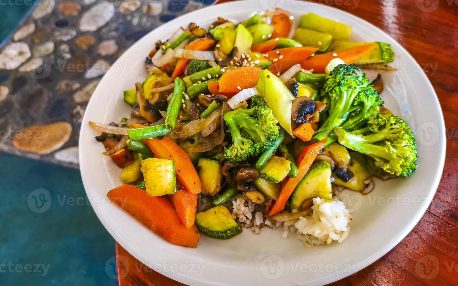 riz frit et légumes sur plaque blanche puerto escondido mexique. photo