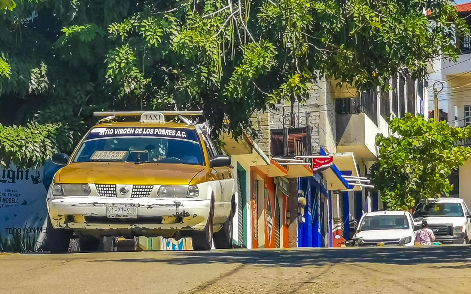 puerto escondido oaxaca mexique 2022 route très fréquentée conduisant des voitures embouteillage puerto escondido mexique. photo