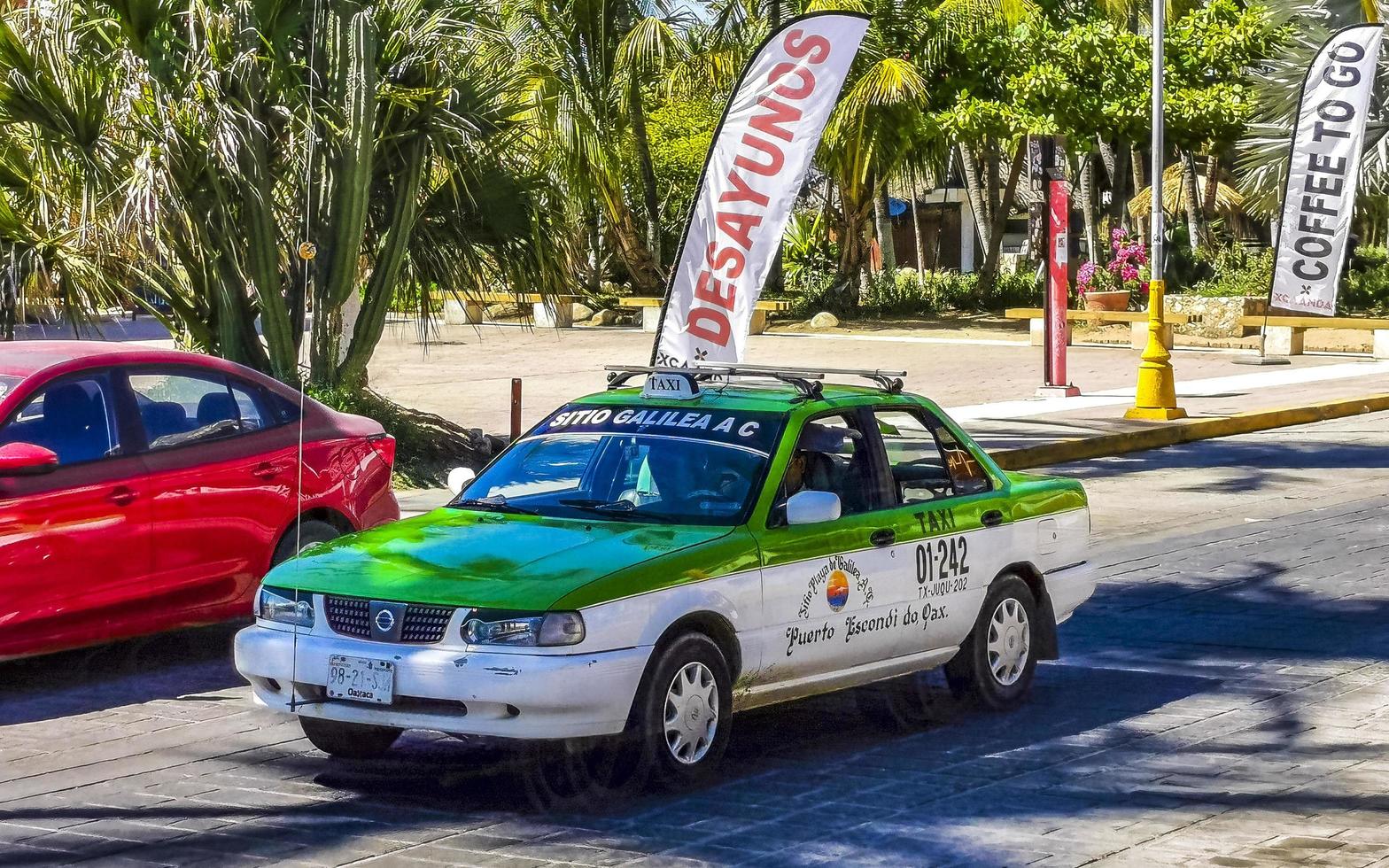 puerto escondido oaxaca mexique 2023 voiture de taxi vert coloré à puerto escondido mexique. photo