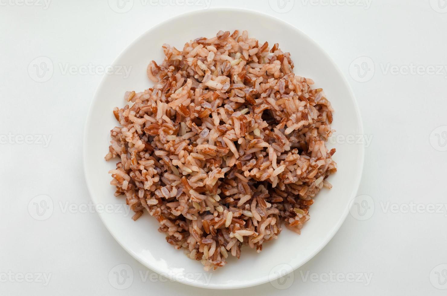 riz brun cuit dans une assiette blanche photo
