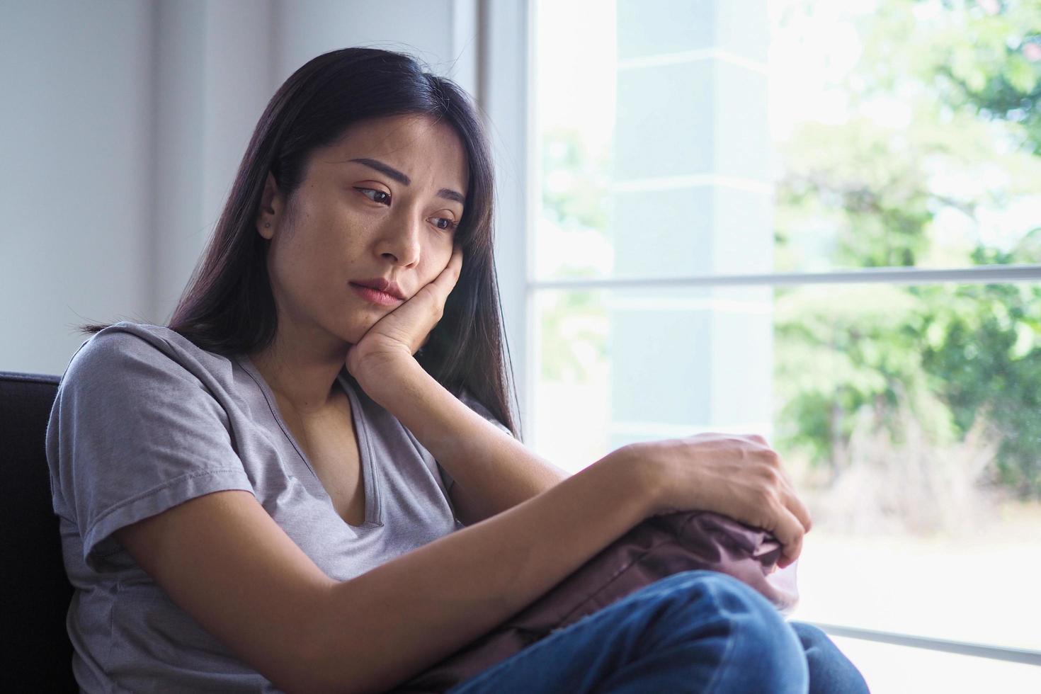 femmes asiatiques souffrant de maladie mentale, d'anxiété, d'hallucinations, de chutes mentales photo