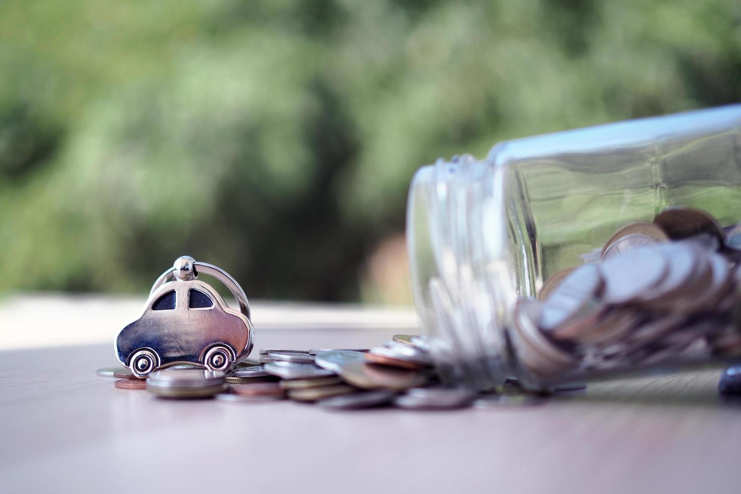 modèle de voiture et pile de pièces. situation financière et prêts automobiles et concept d'épargne photo