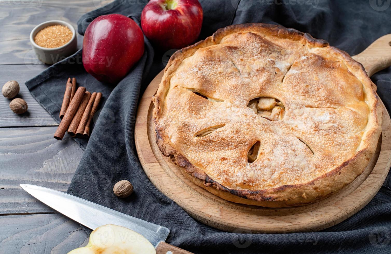 tarte aux pommes maison avec des pommes rouges fraîches photo