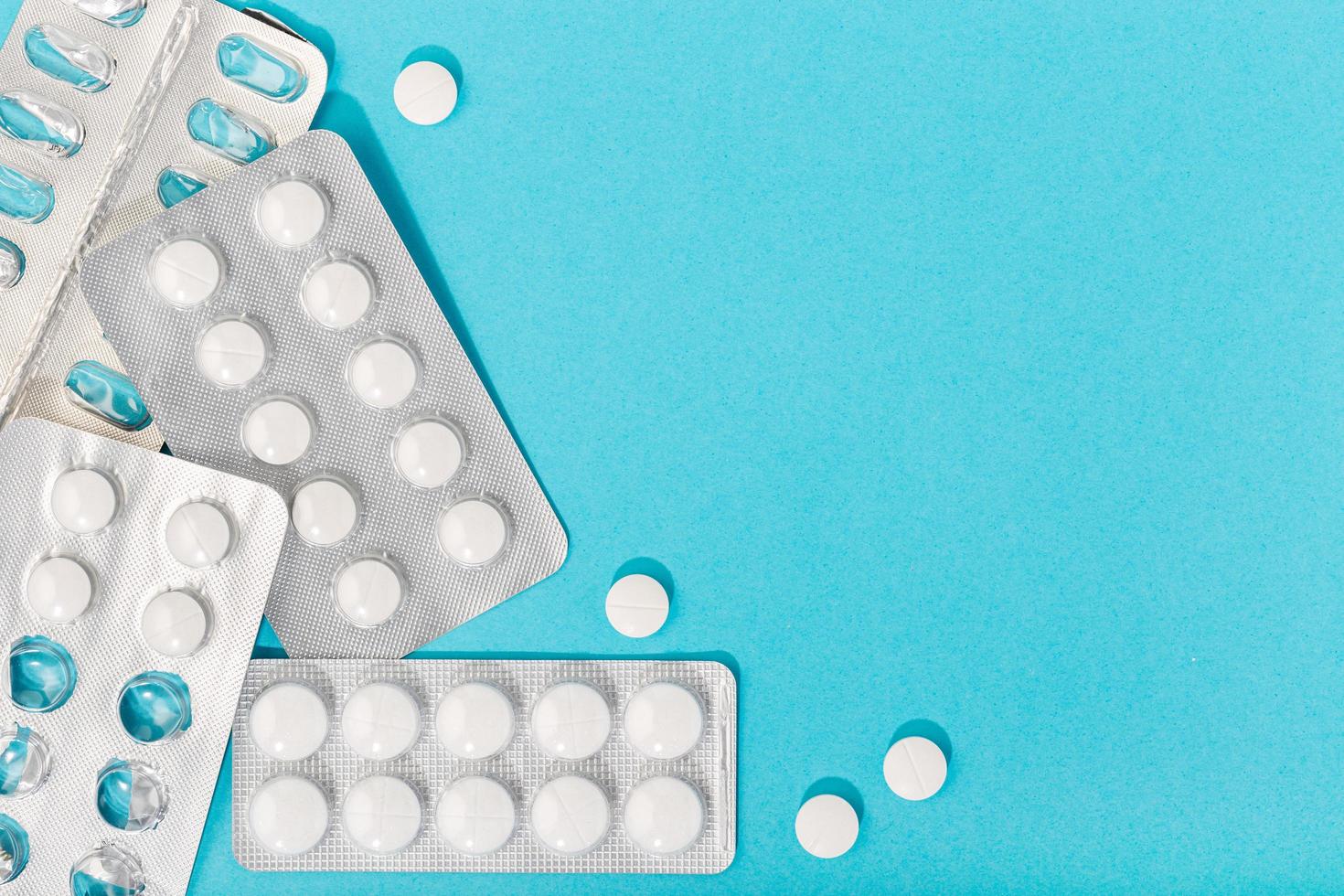 pilules de médecine sur fond bleu photo