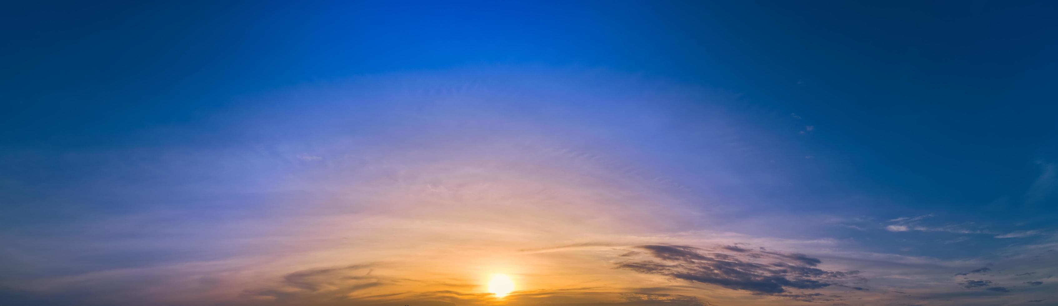 ciel et nuages au coucher du soleil photo