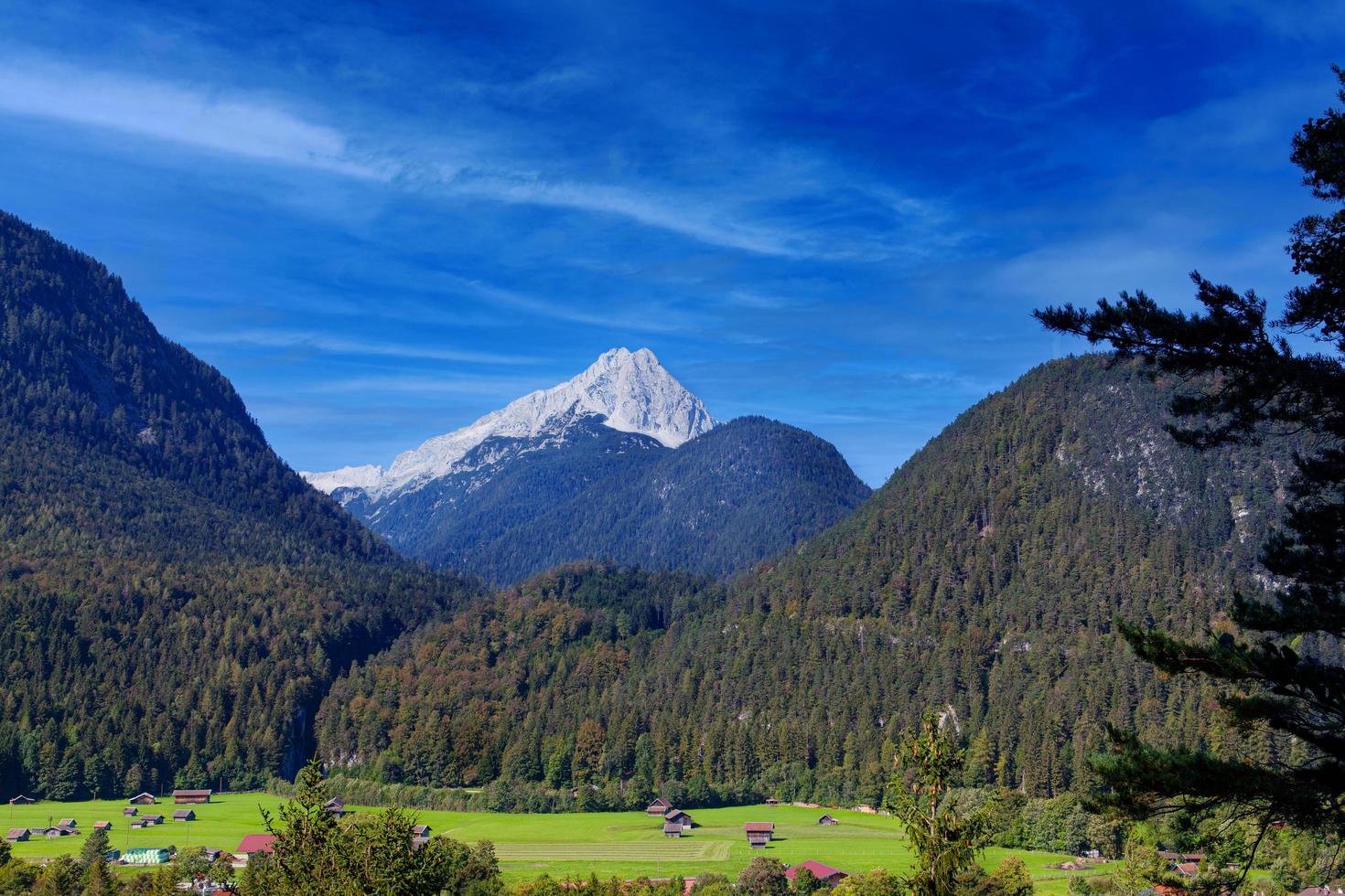 Montagnes karwendel sur belle journée ensoleillée photo