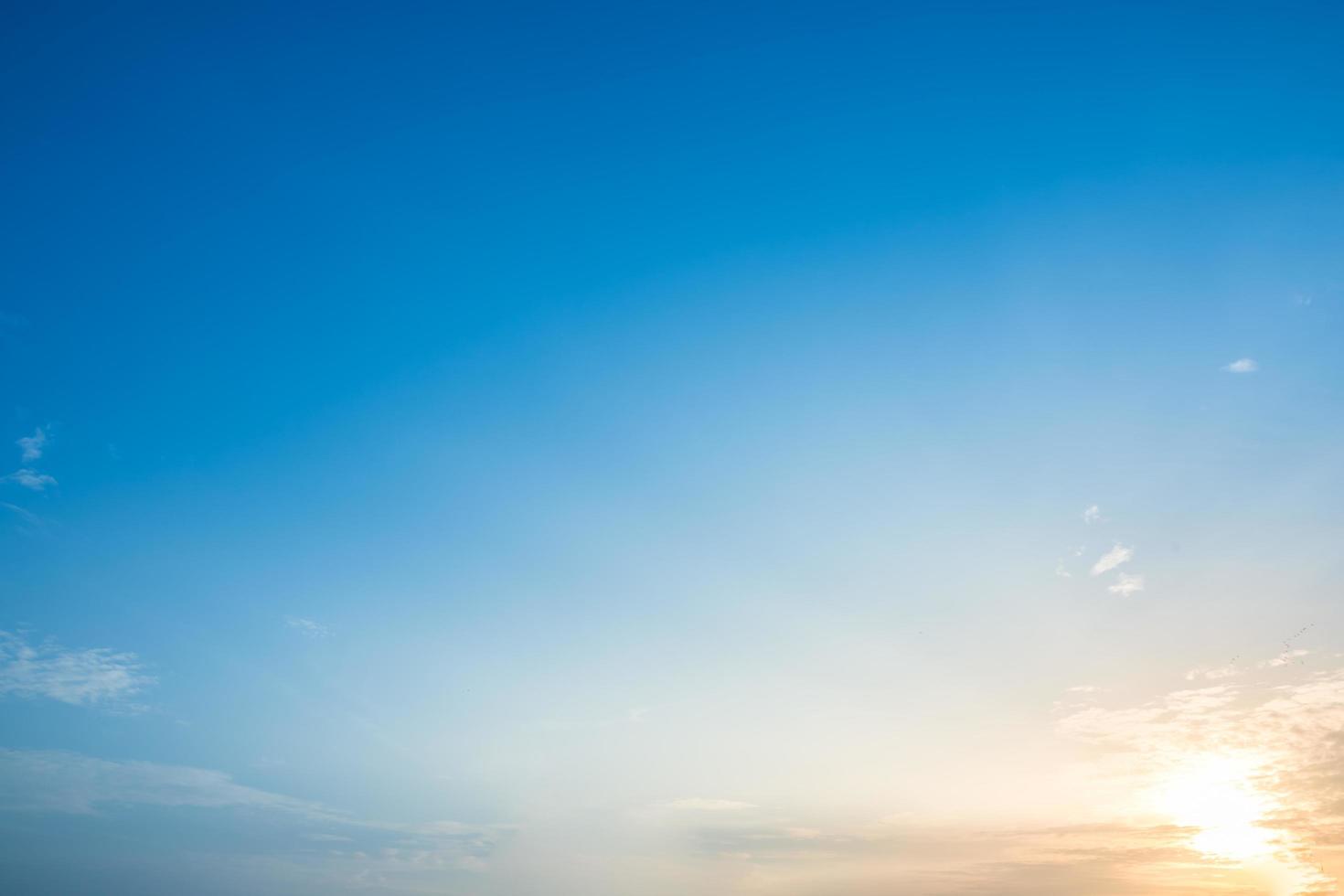 ciel et nuages au coucher du soleil photo