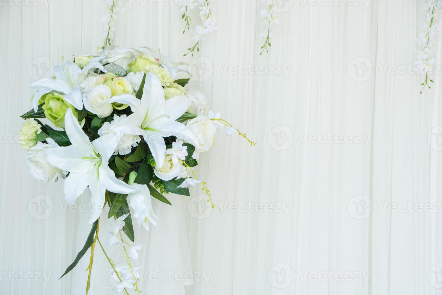 fleurs blanches sur le mur photo