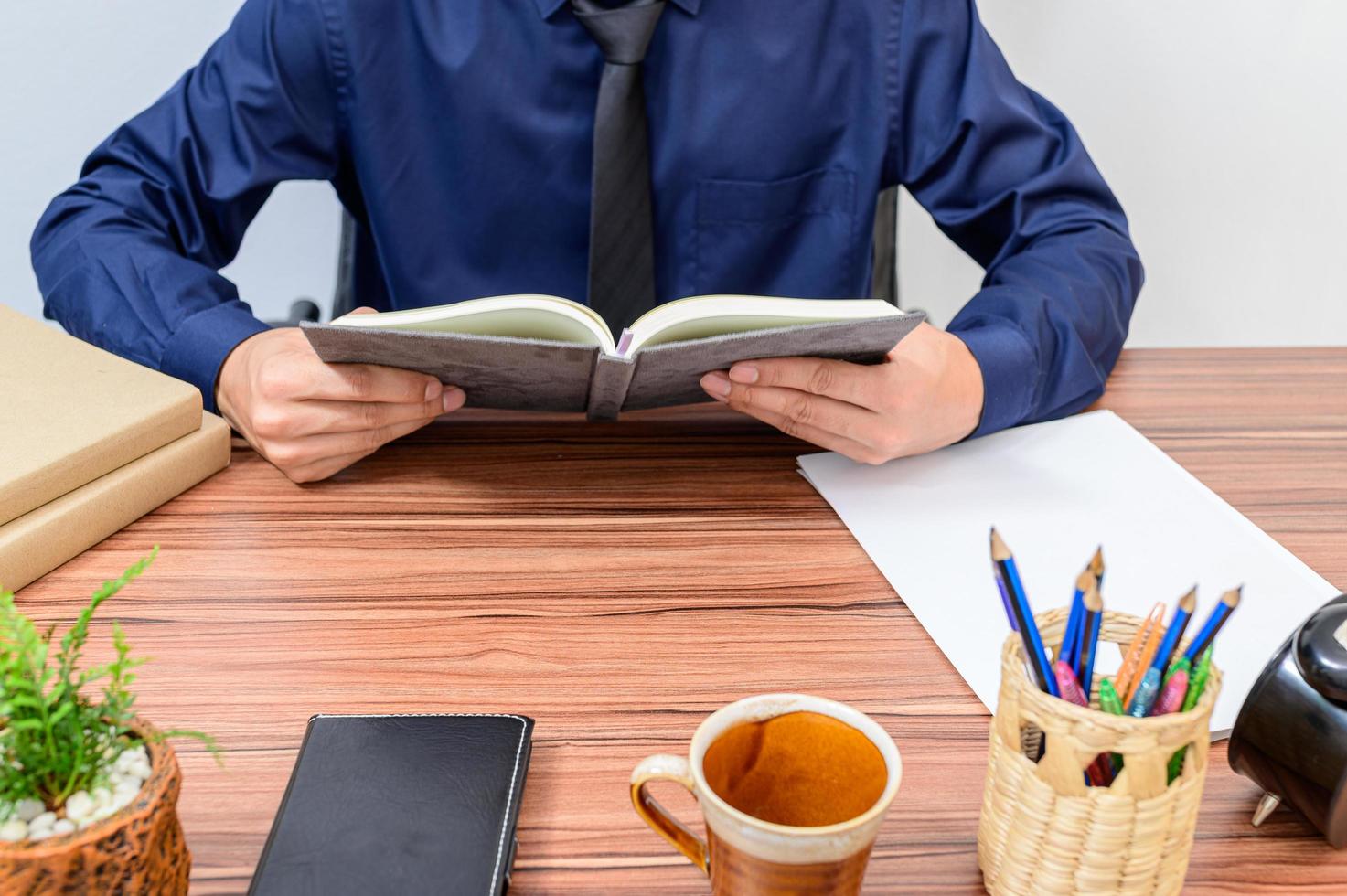 homme d'affaires à son bureau photo