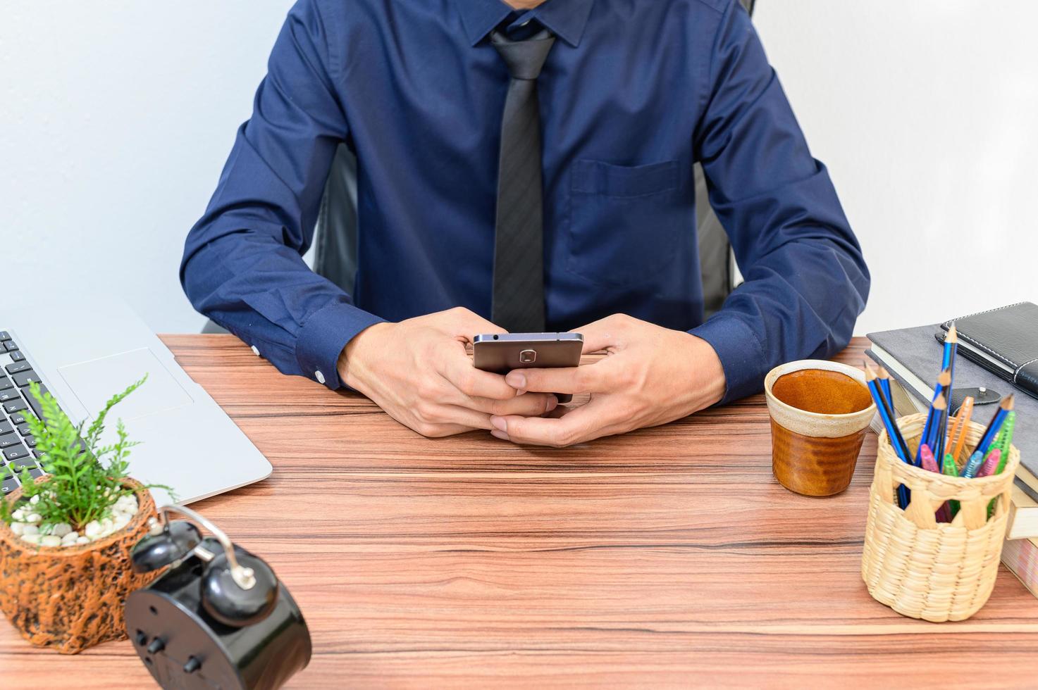 homme d'affaires à son bureau photo