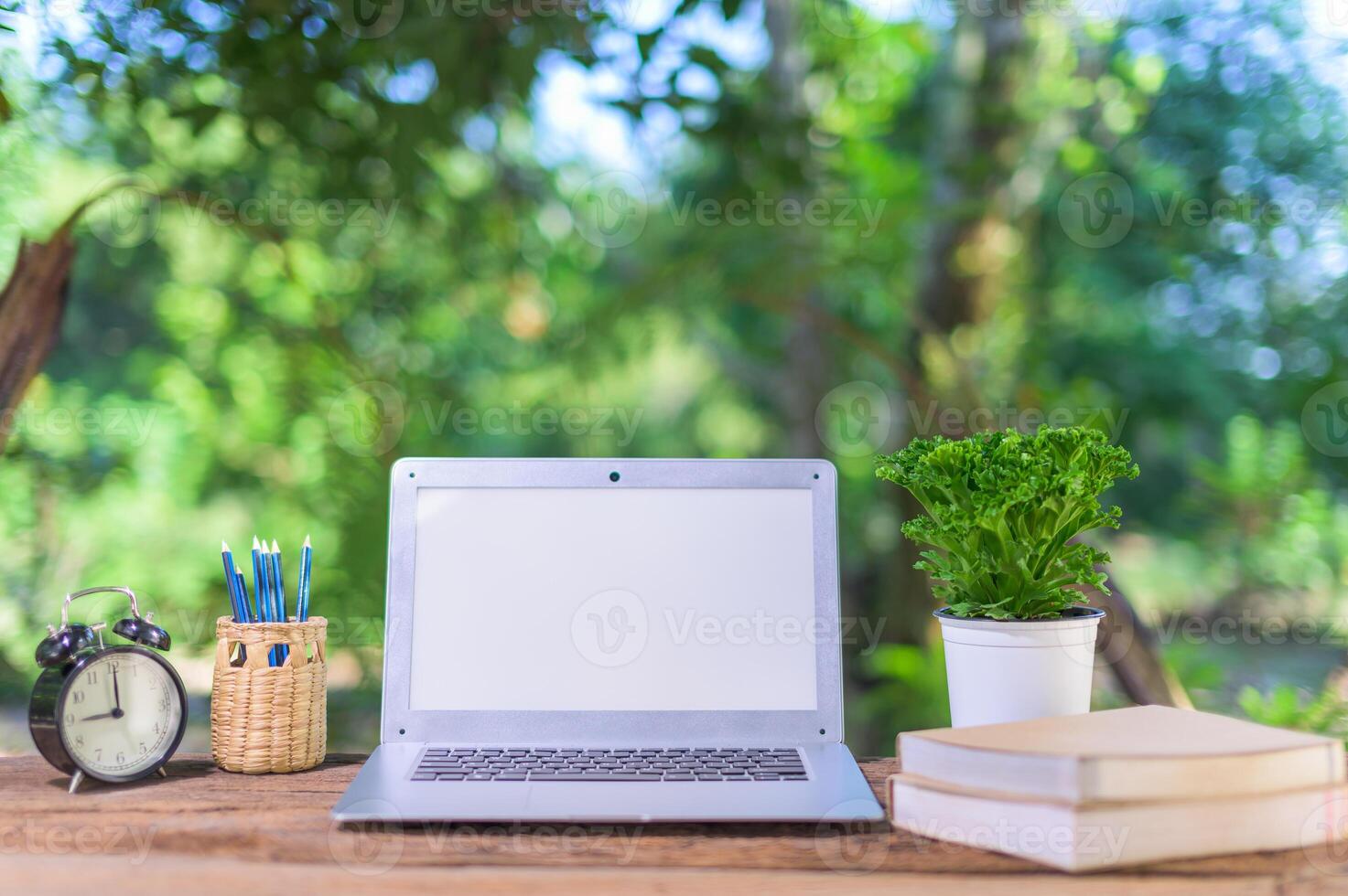 ordinateur portable sur le bureau photo