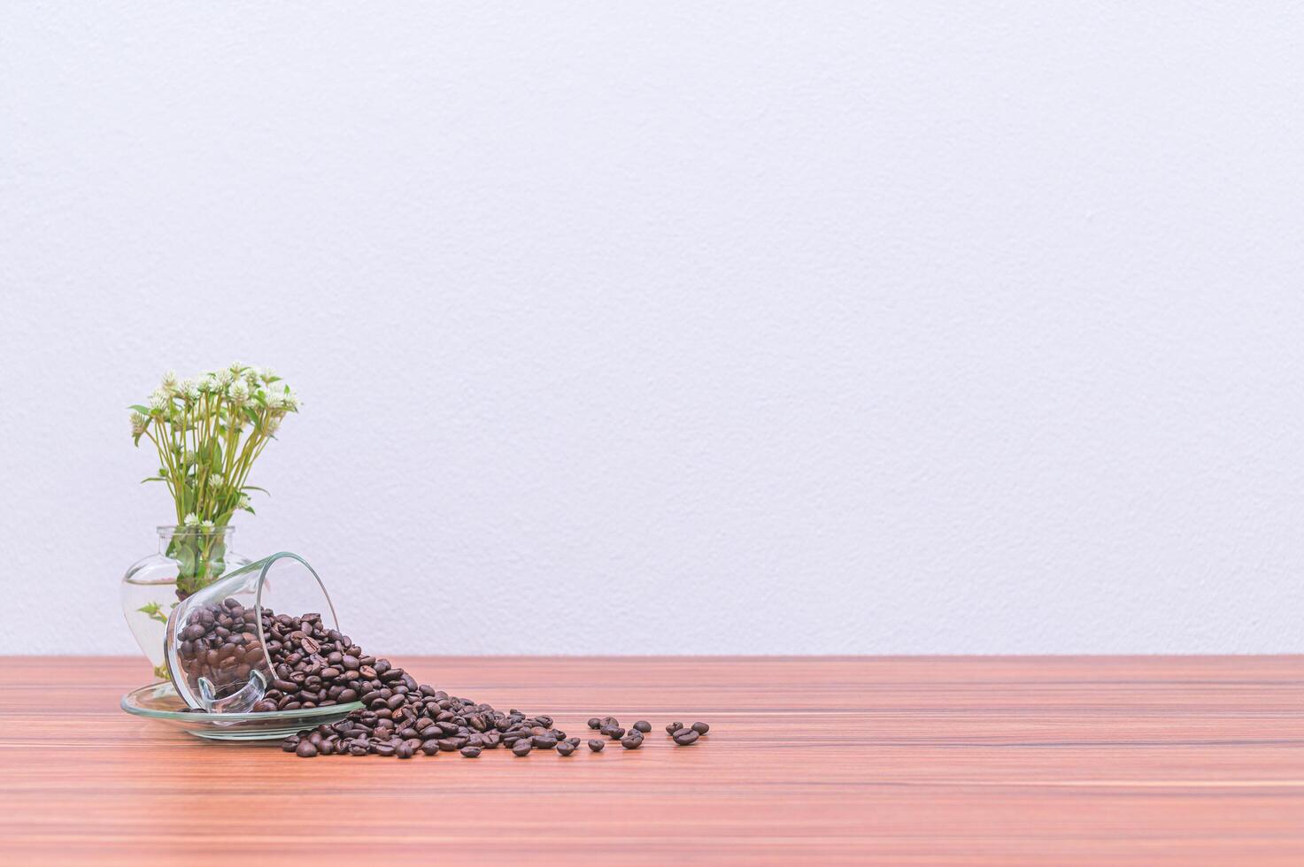 grains de café sur le bureau photo