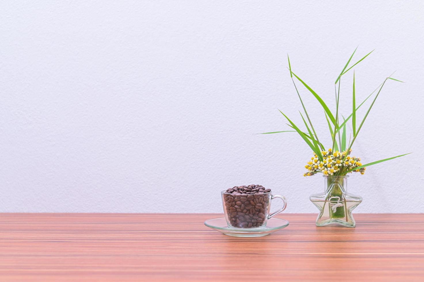 grains de café sur le bureau photo