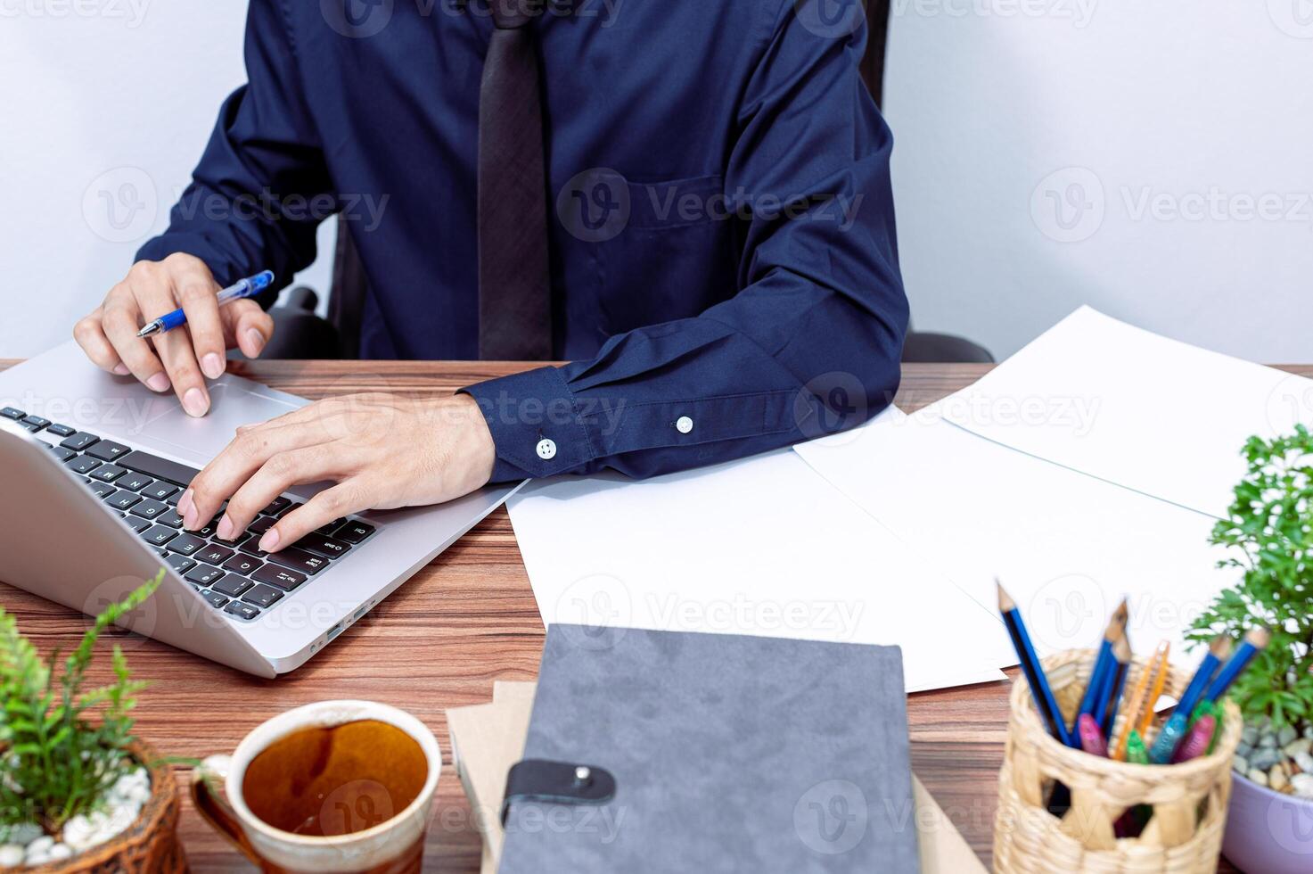 homme d'affaires travaillant à son bureau photo