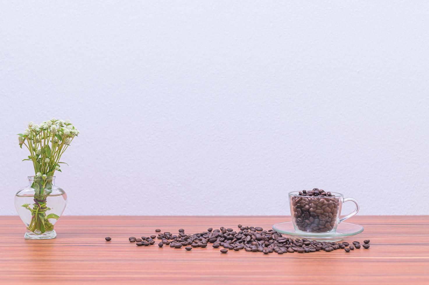 grains de café sur le bureau photo