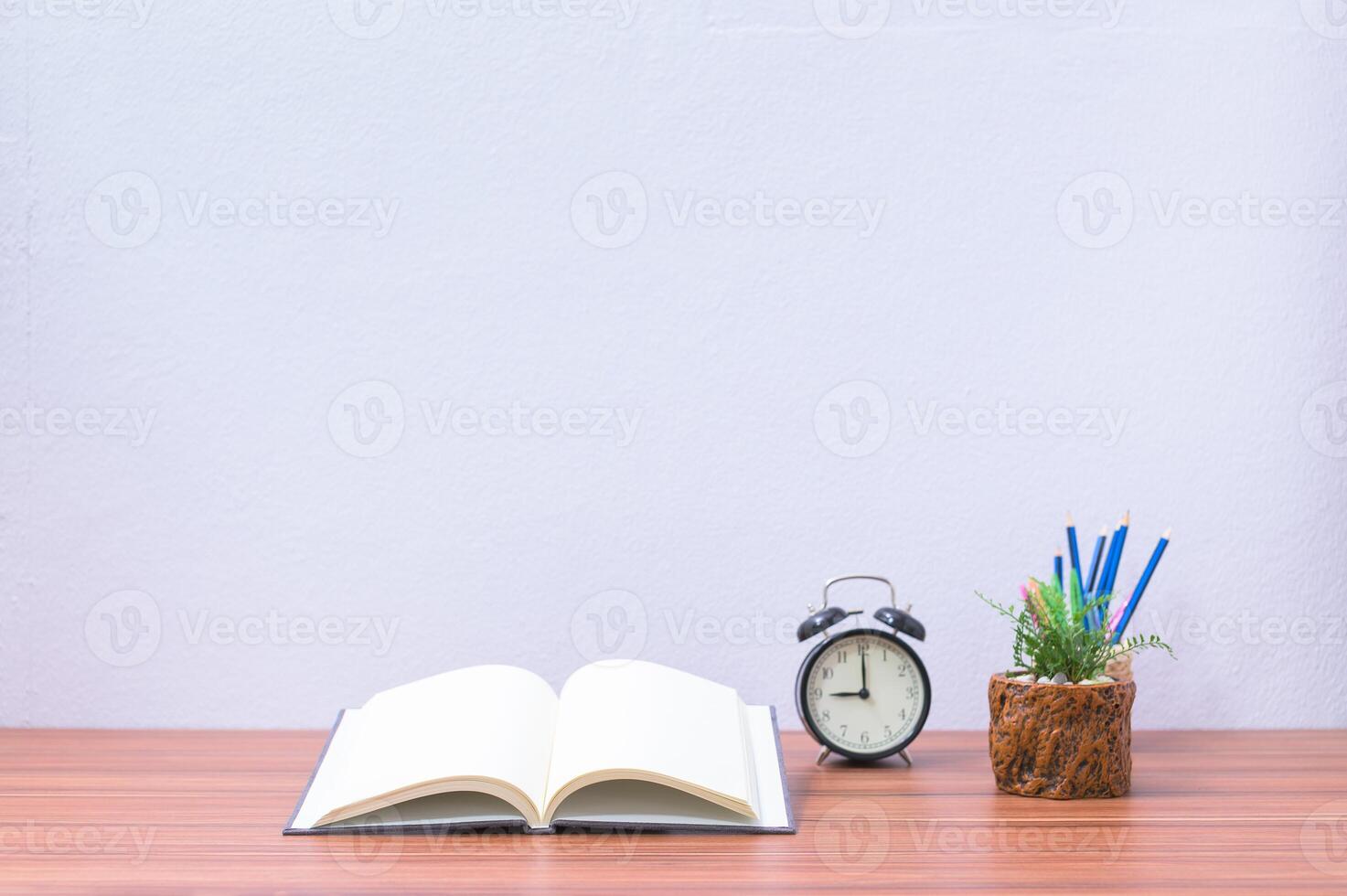 livre et papeterie sur le bureau photo