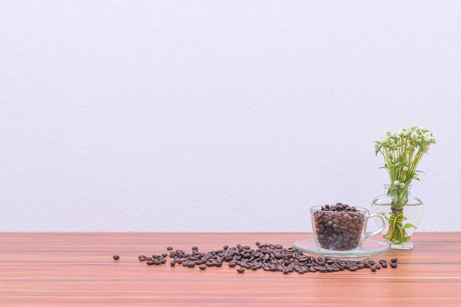 grains de café sur le bureau photo