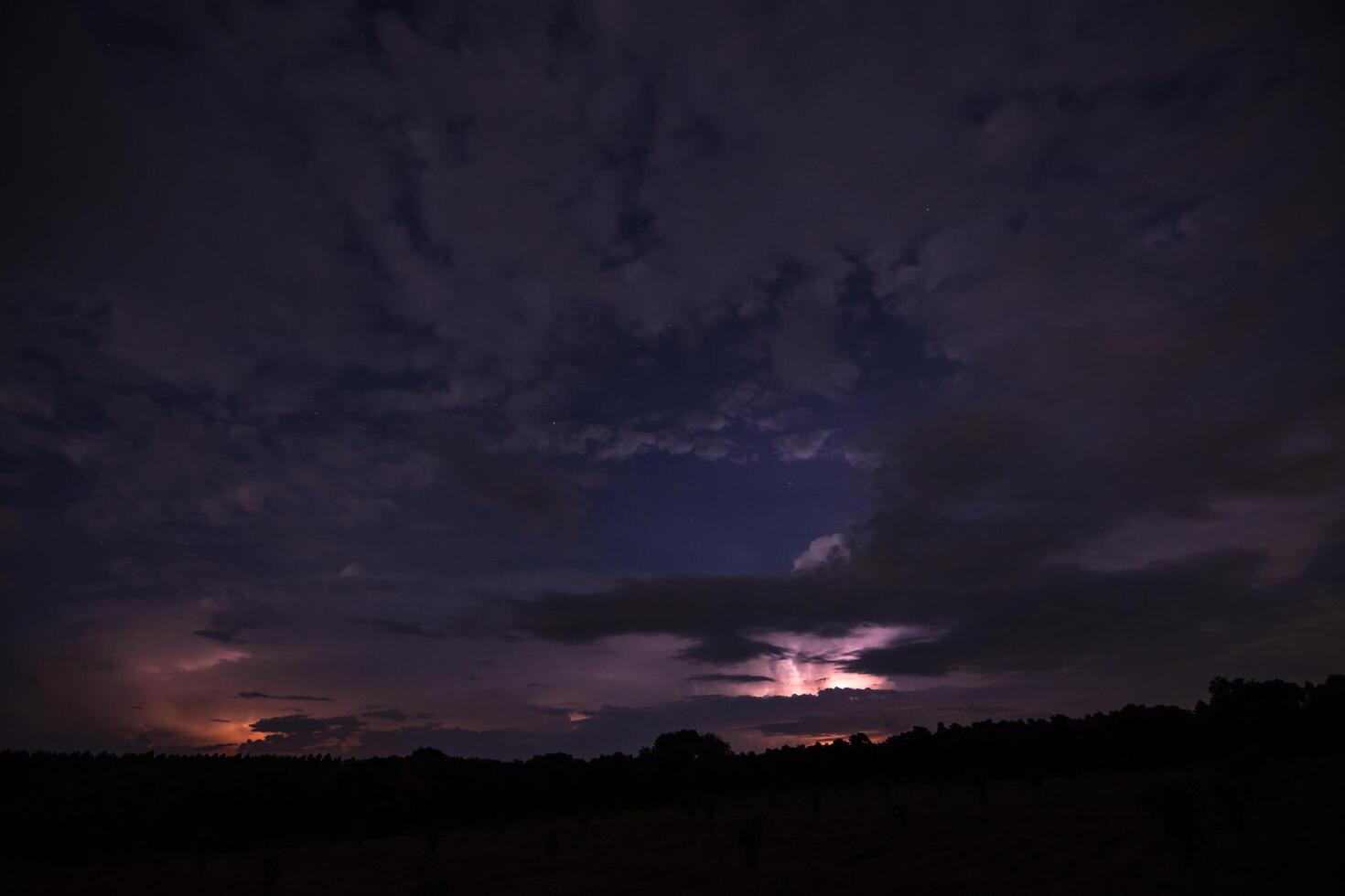 éclair et nuages la nuit photo