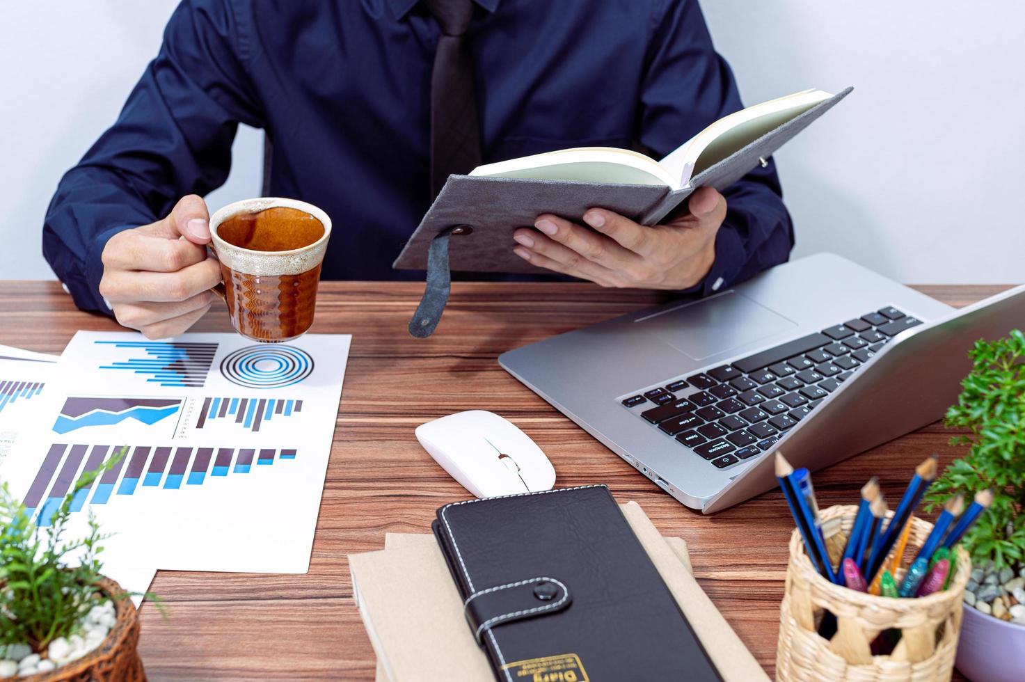 homme d'affaires à son bureau photo