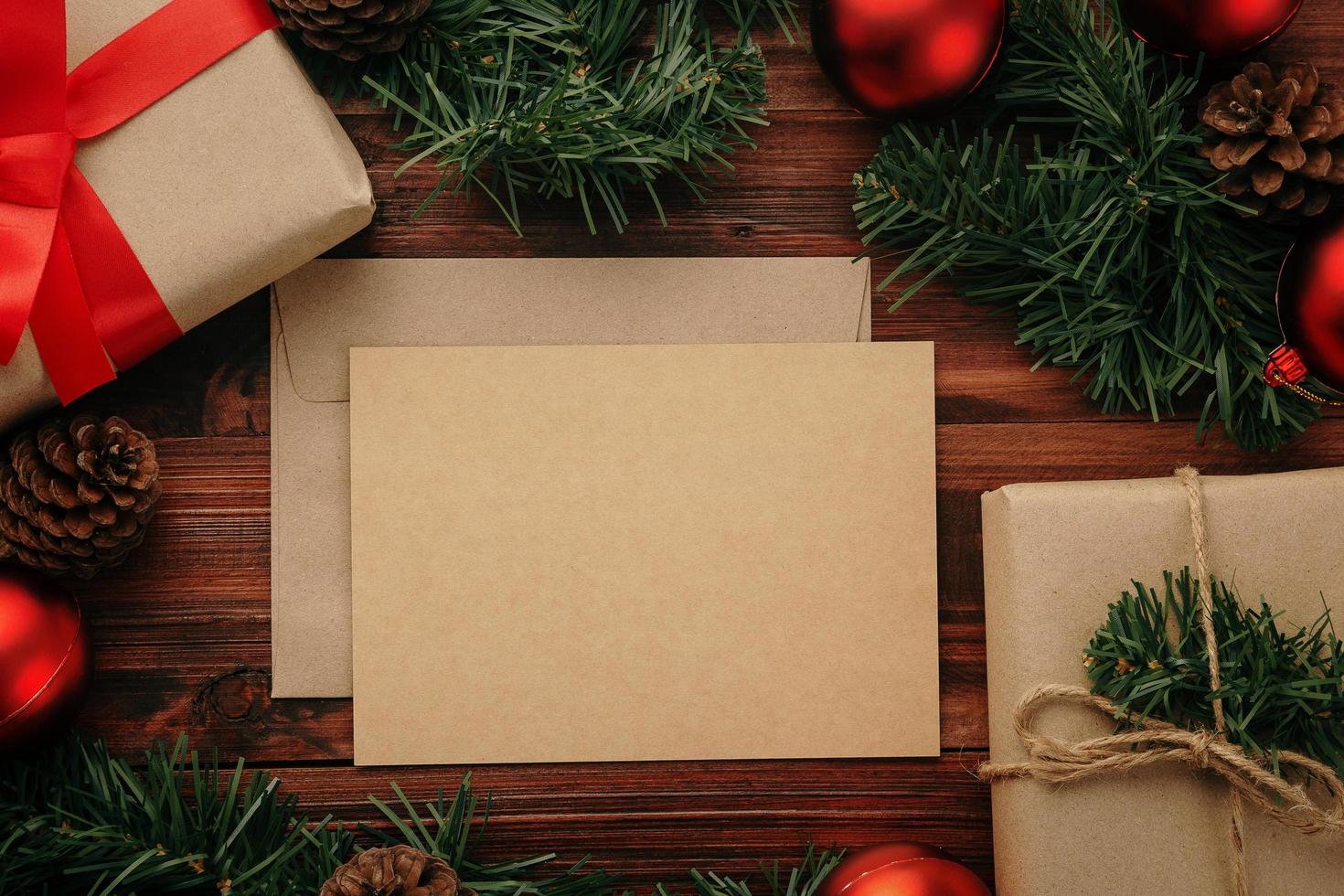 modèle de maquette de carte de voeux joyeux Noël avec des décorations de cadeau de Noël photo