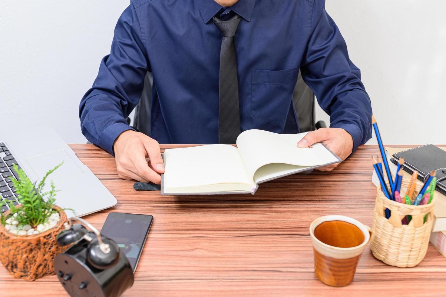 homme d'affaires à son bureau photo