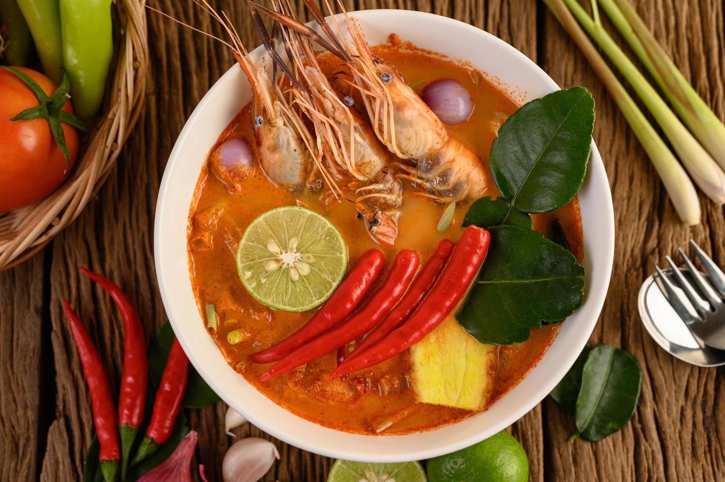 soupe tom yum kung thai chaude et épicée photo