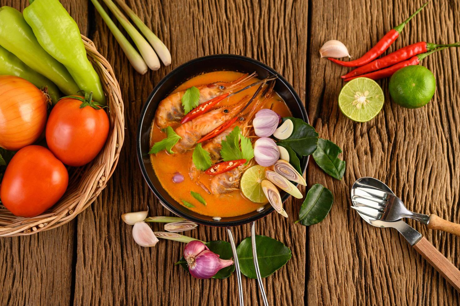 Soupe épicée thaïlandaise appelée tom yum kung aux crevettes photo