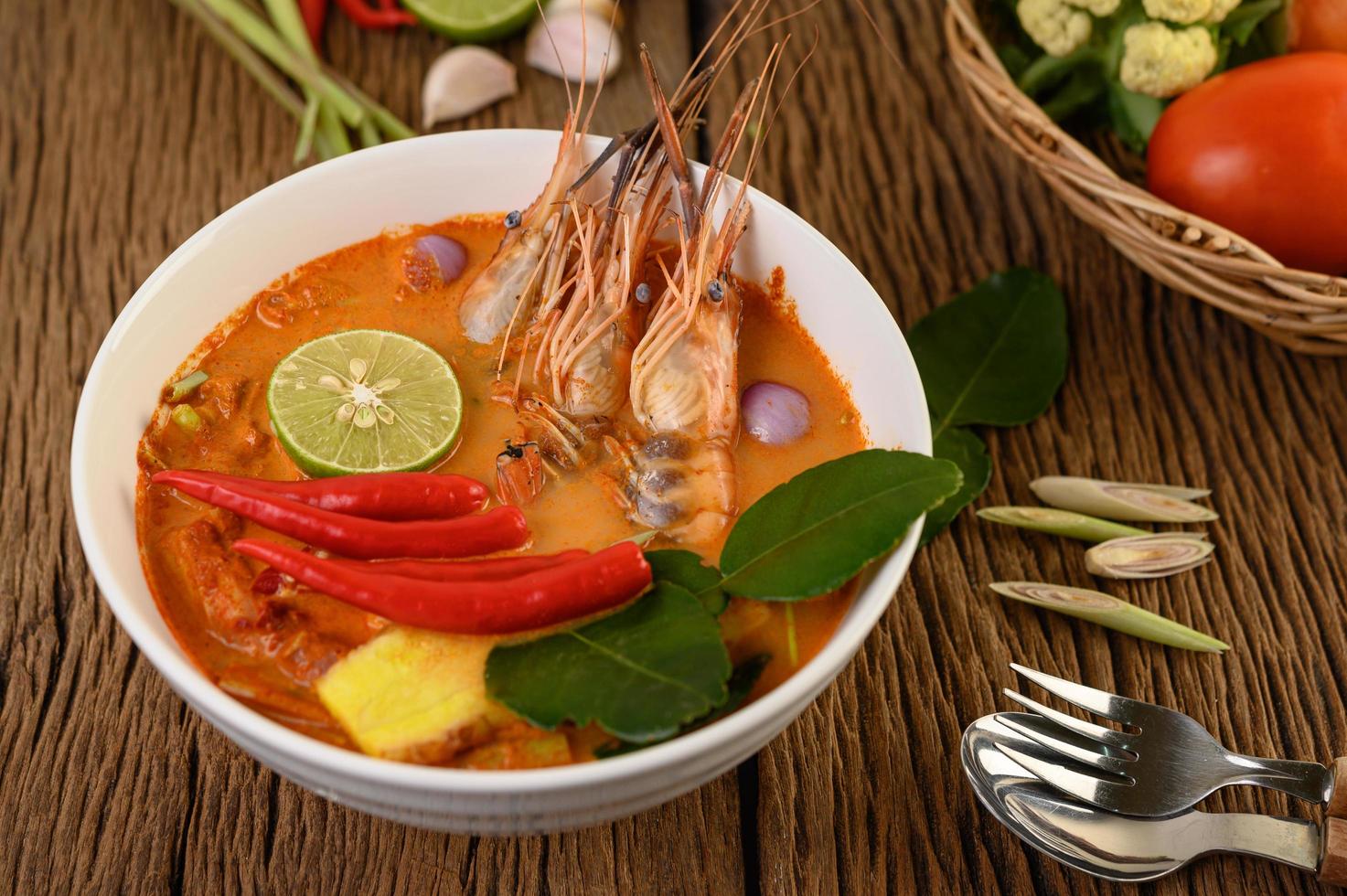 soupe tom yum kung thai chaude et épicée photo