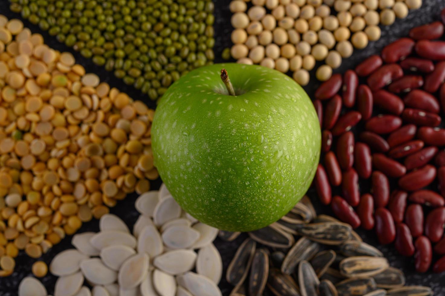 légumineuses avec une pomme photo