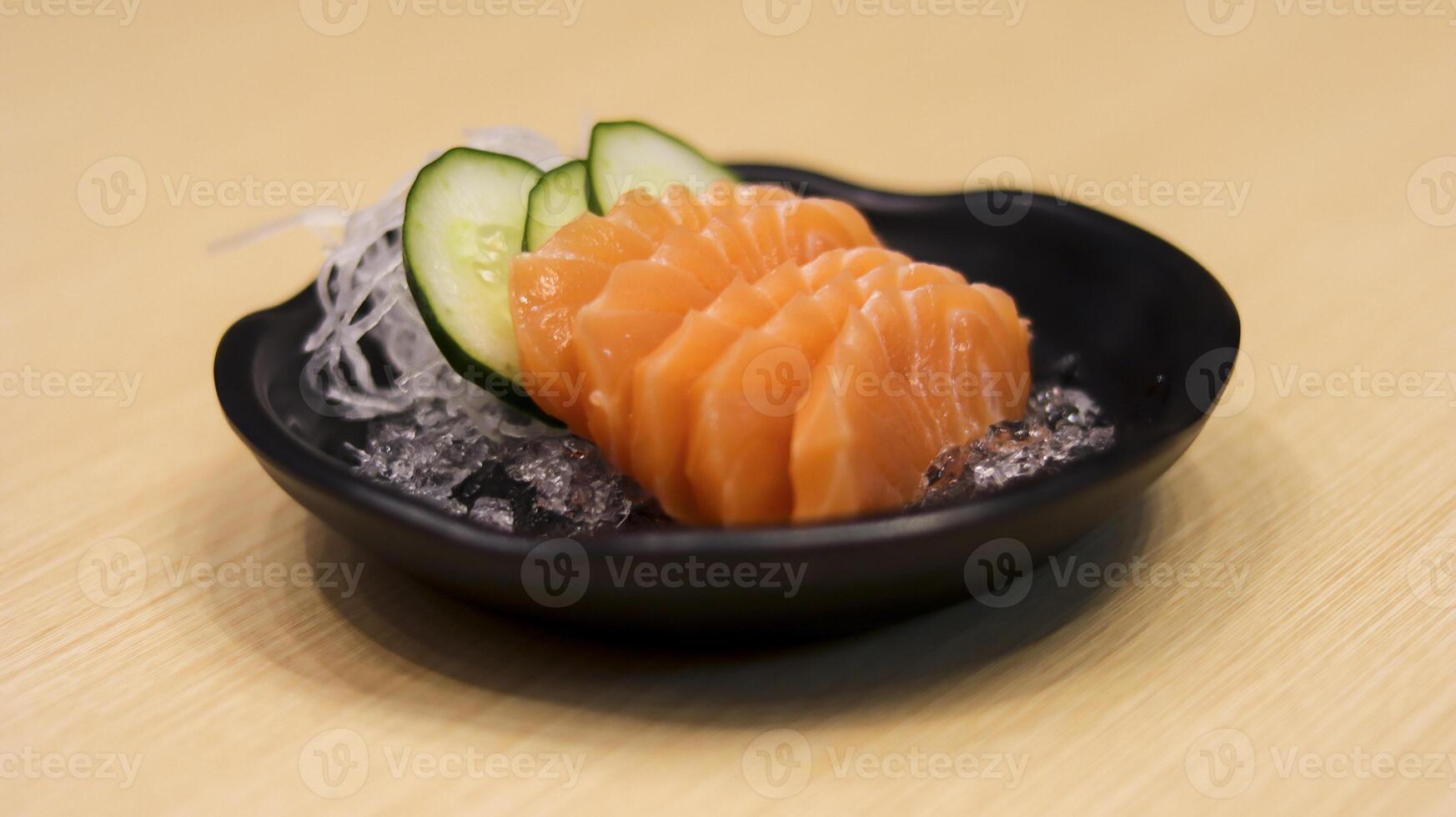 tranches de saumon cru ou filet de saumon ou sashimi de saumon comme restaurant de cuisine japonaise. menu du restaurant de sushi japonais de cuisine asiatique. photo