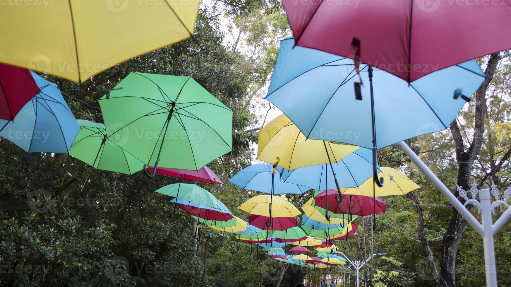 parapluie suspendu à la décoration de la rue pour attirer les gens. attraction de parc en plein air pour une séance photo ou une belle vue d'arrière-plan.