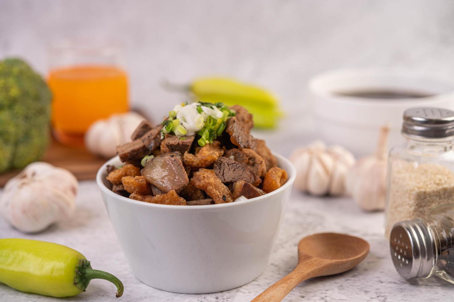 kuay jab dans une tasse avec des boulettes de porc photo