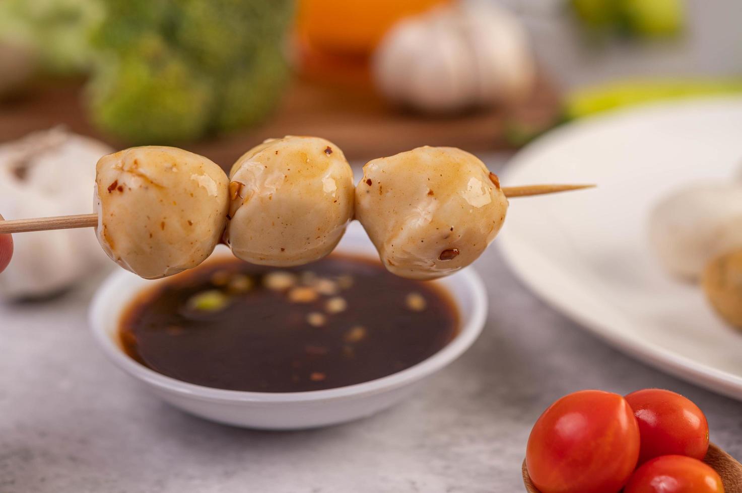 brochettes de boulettes de porc photo