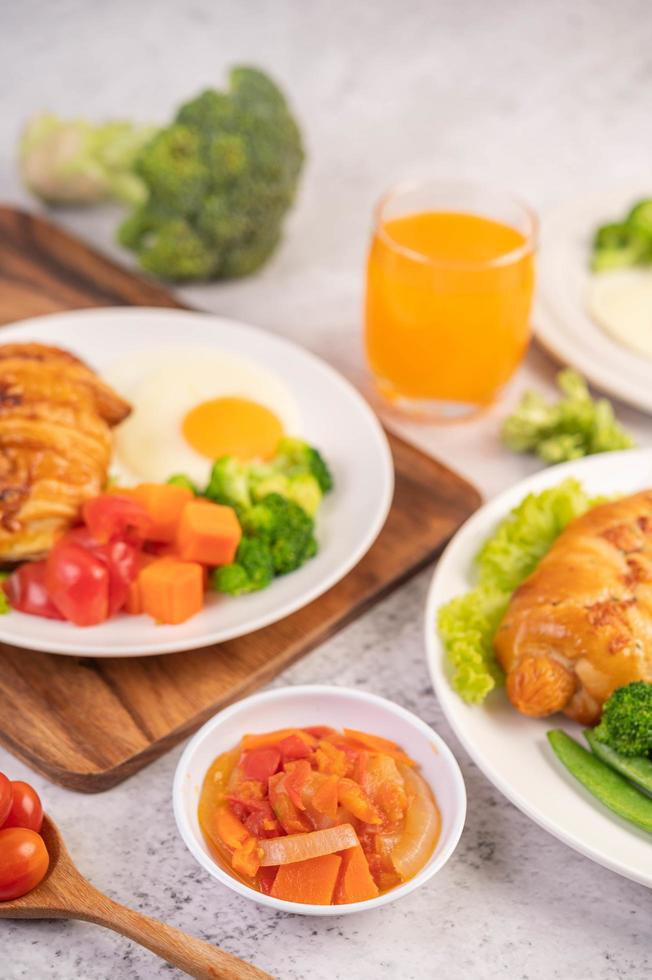 croissant aux œufs frais et petit-déjeuner aux légumes photo