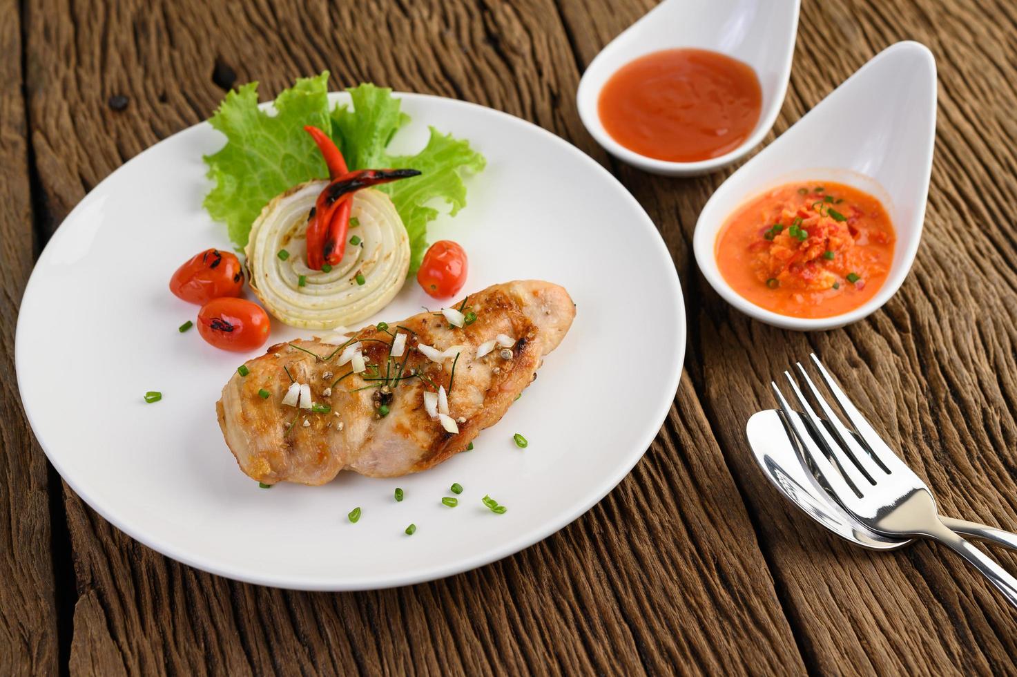 poulet grillé avec légumes grillés et salade photo