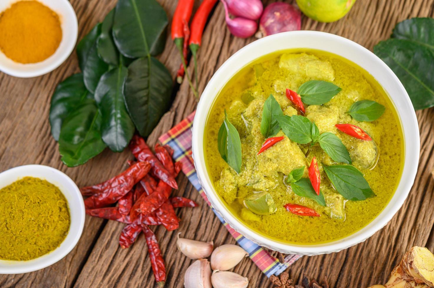 curry vert épicé dans un bol avec des épices photo