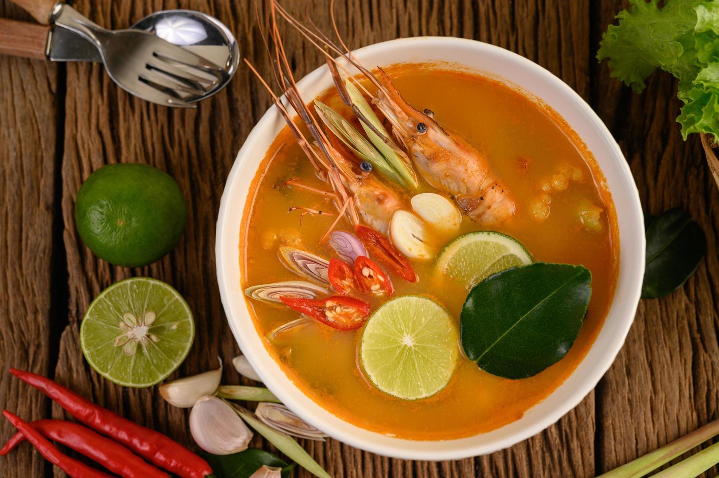 Soupe épicée thaïlandaise appelée tom yum kung aux crevettes photo