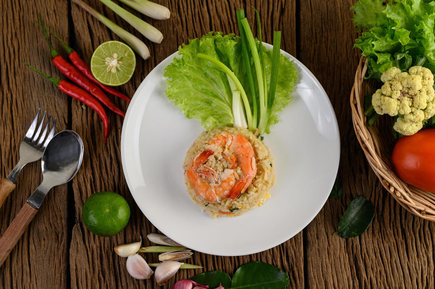 riz frit aux crevettes sur un plateau blanc photo