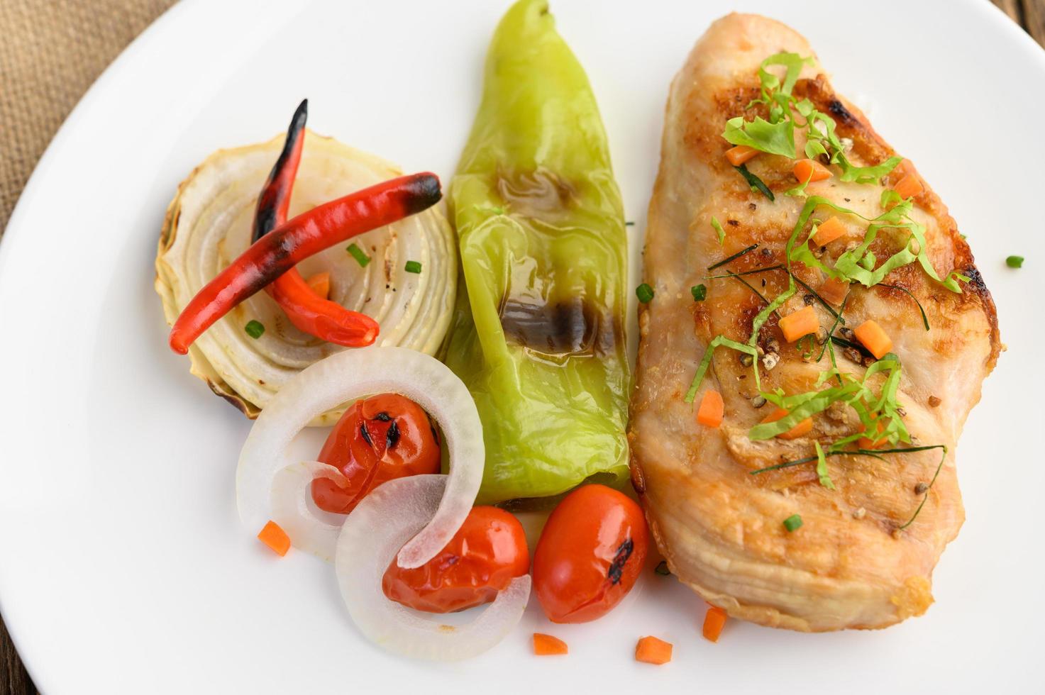 poulet grillé avec légumes grillés et salade photo