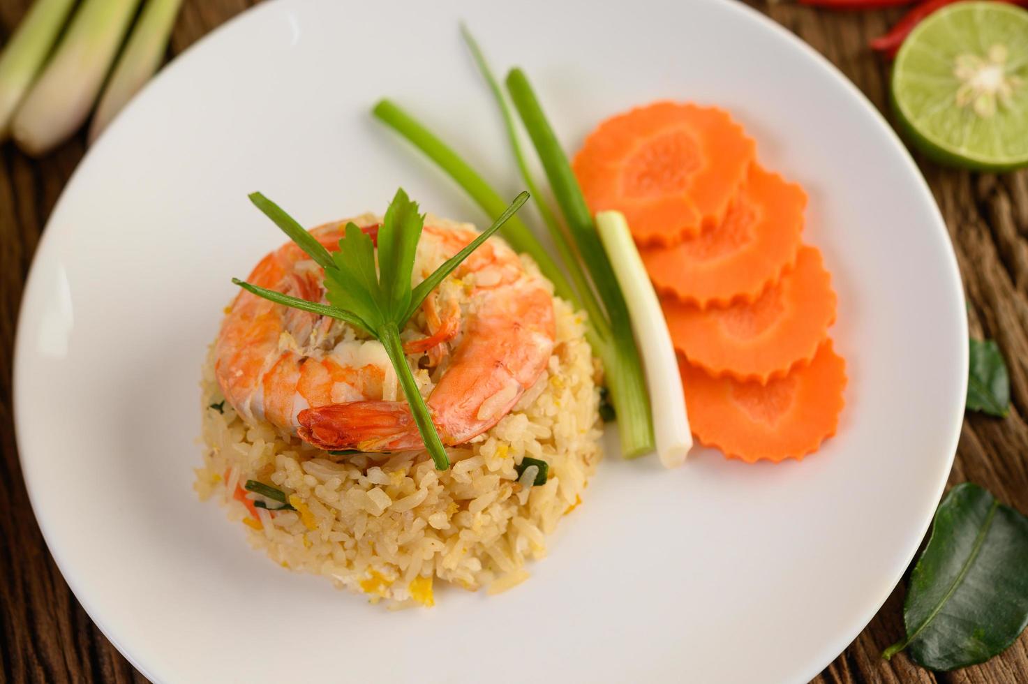 riz frit aux crevettes sur un plateau blanc photo