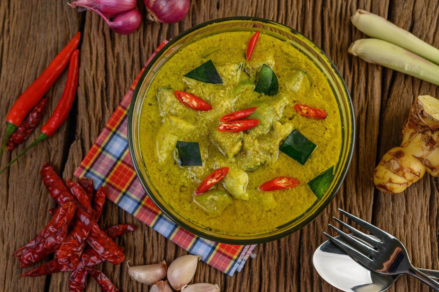 curry vert dans un bol transparent photo