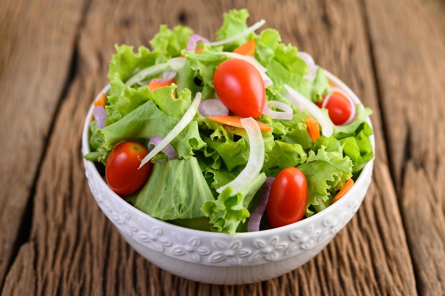 salade sur une table en bois photo