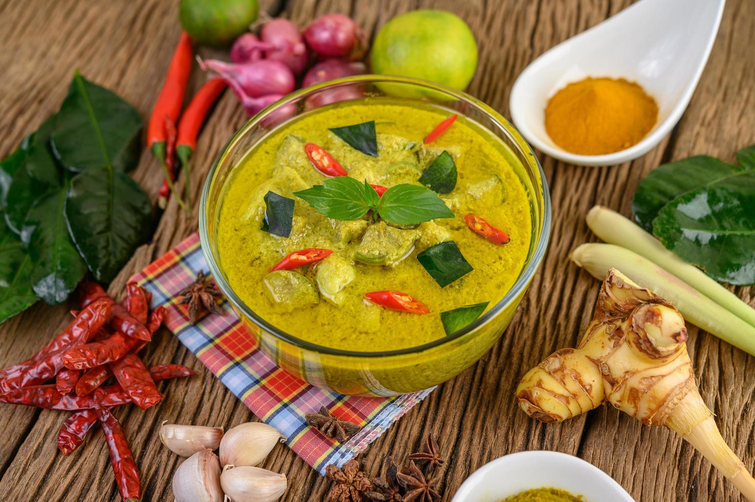 curry vert épicé dans un bol avec des épices photo