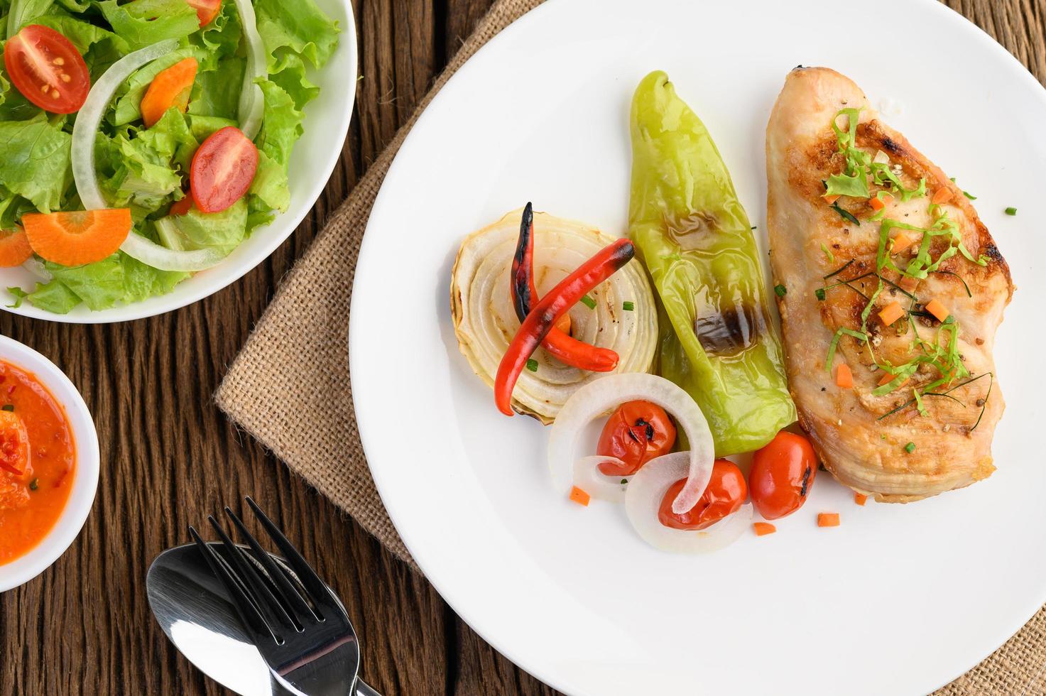 poulet grillé avec légumes grillés et salade photo