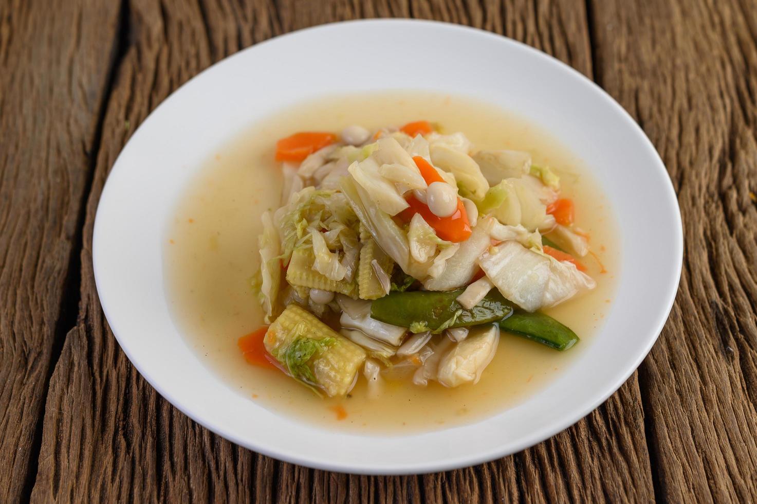 faire sauter des légumes mélangés sur une assiette blanche photo