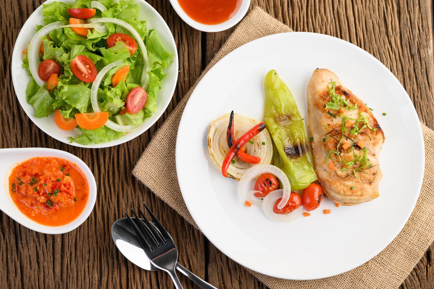 poulet grillé avec légumes grillés et salade photo