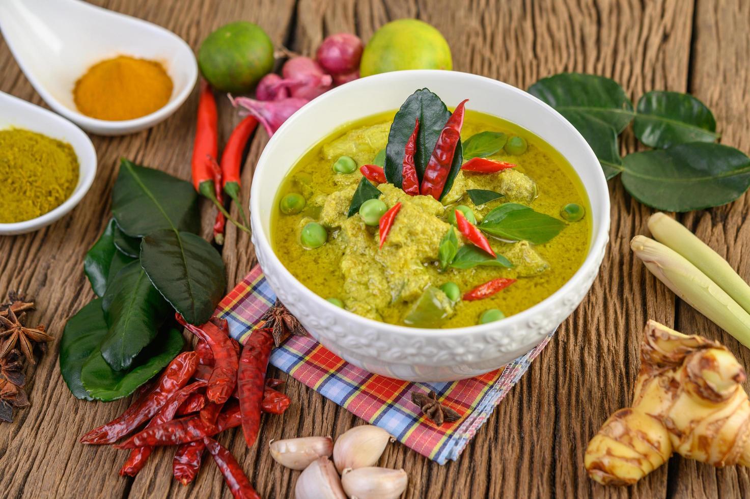 curry vert épicé dans un bol avec des épices photo