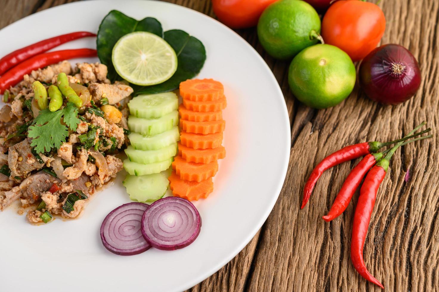 Salade de porc émincé aux épices sur une table en bois photo